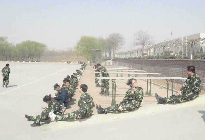 家樂園商業(yè)公司開展管理人員軍訓(xùn)活動(dòng)