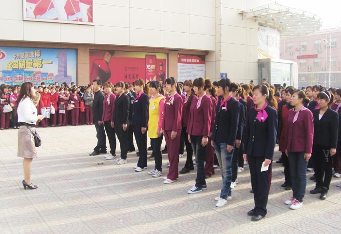 組織員工軍訓(xùn) 締造鋼鐵之師—記家樂園百貨內(nèi)丘店4月份員工軍訓(xùn)